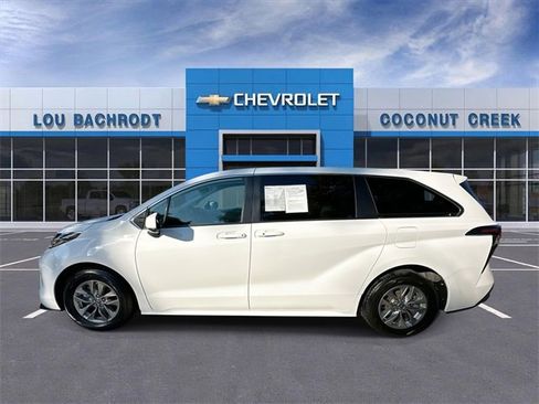 Used 2024 Toyota Sienna LE image 5