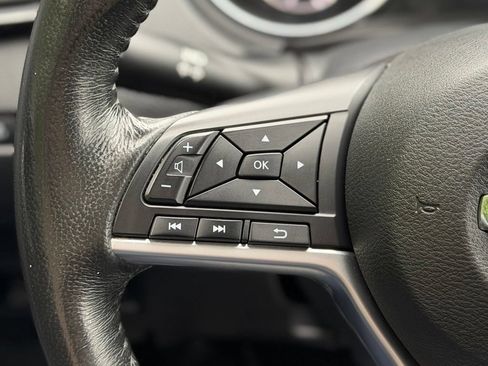 Used 2018 Nissan Rogue SV AWD/4WD image 10