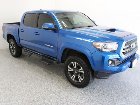 Used 2017 Toyota Tacoma TRD Sport w/ Tow Package RWD image 4