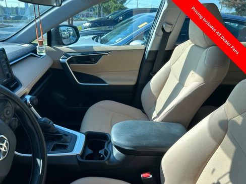 Used 2021 Toyota RAV4 LE FWD image 9