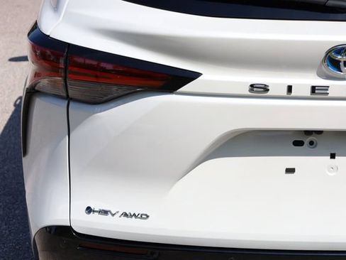 Used 2025 Toyota Sienna Platinum image 26