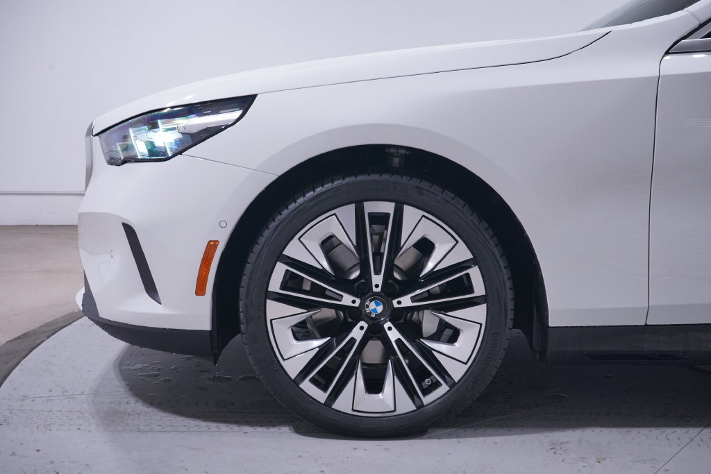 Used 2024 BMW 530i RWD image 2