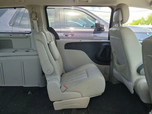 Used 2016 Chrysler Town & Country Touring FWD image 10