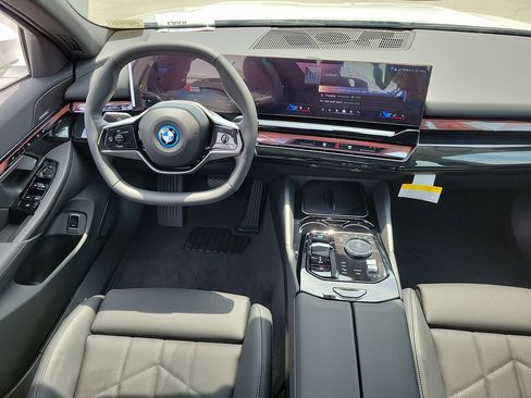 New 2026 BMW i5 eDrive40 w/ Convenience Package RWD image 12