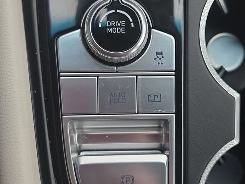 Used 2025 Genesis G70 2.5T image 13