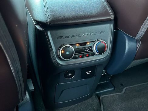 Certified 2025 Ford Explorer Platinum RWD image 9