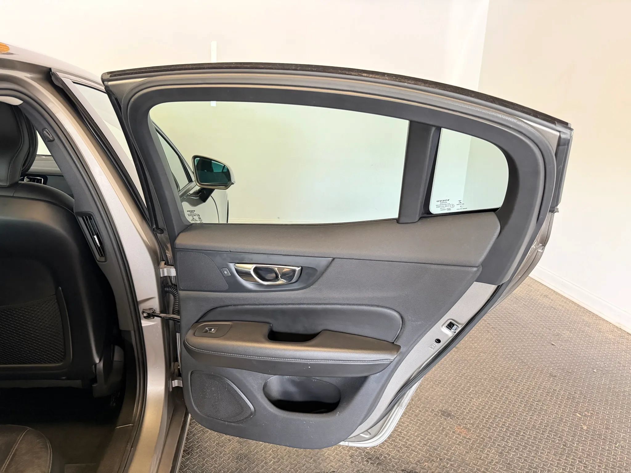 Used 2019 Volvo S60 T5 Momentum w/ Premium Package FWD image 31