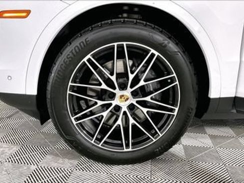 Certified 2024 Porsche Cayenne AWD/4WD image 31