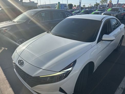 Used 2021 Hyundai Elantra SEL image 3