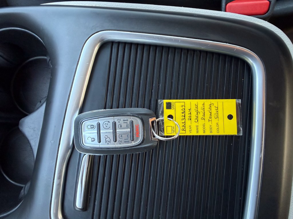 Used 2024 Chrysler Pacifica Touring-L FWD image 33