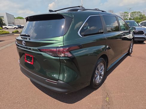Used 2025 Toyota Sienna LE w/ LE Plus Package AWD/4WD image 3