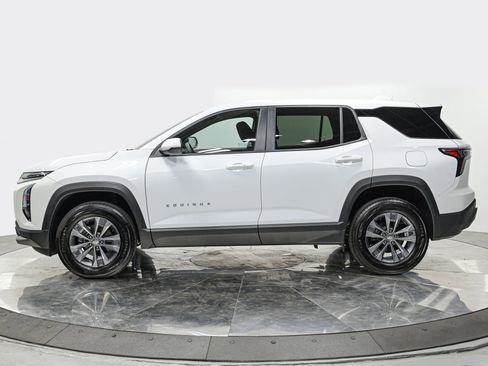 Used 2025 Chevrolet Equinox LT image 2