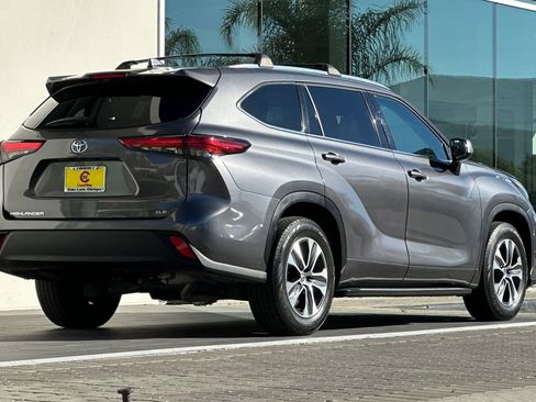 Used 2021 Toyota Highlander XLE FWD image 3