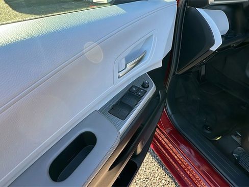 Used 2025 Toyota Sienna XLE image 12