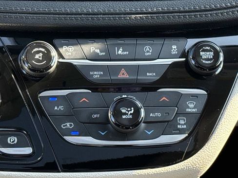 Used 2017 Chrysler Pacifica Limited FWD image 16