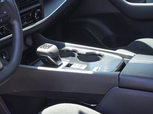 Used 2025 Nissan Rogue S FWD image 20