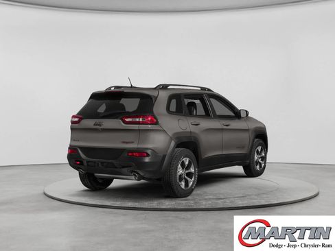 Used 2015 Jeep Cherokee Trailhawk w/ Comfort/Convenience Group AWD/4WD image 2