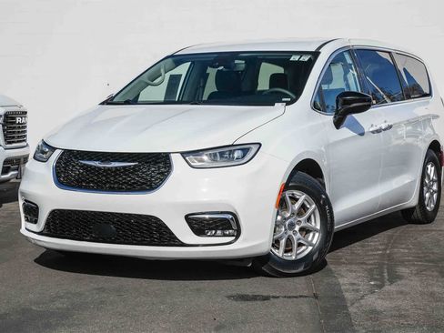 Used 2024 Chrysler Pacifica Touring-L image 1