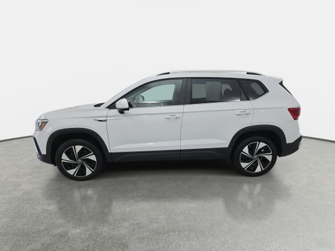Certified 2024 Volkswagen Taos SE image 6