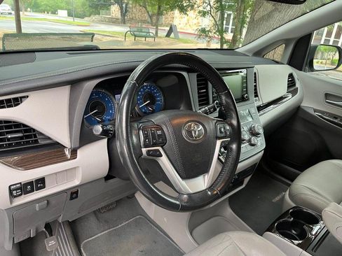 Used 2019 Toyota Sienna XLE w/ XLE Navigation Package FWD image 13