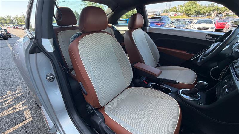 Used 2015 Volkswagen Beetle 1.8T Classic FWD image 17