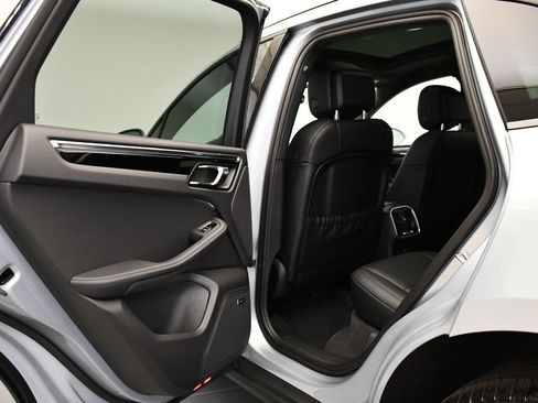 Certified 2026 Porsche Macan AWD/4WD image 44