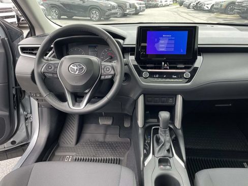 Used 2025 Toyota Corolla Cross LE FWD image 4