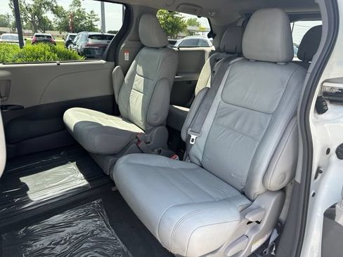 Used 2017 Toyota Sienna XLE w/ XLE Navigation Package FWD image 32