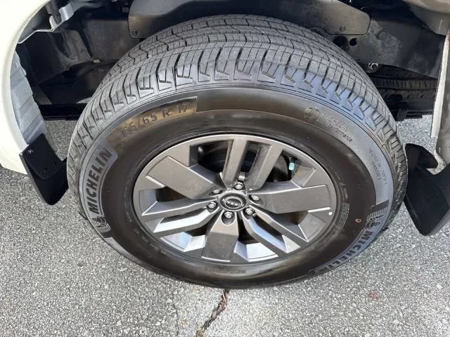 Certified 2025 Nissan Frontier SV w/ SV Convenience Package RWD image 12