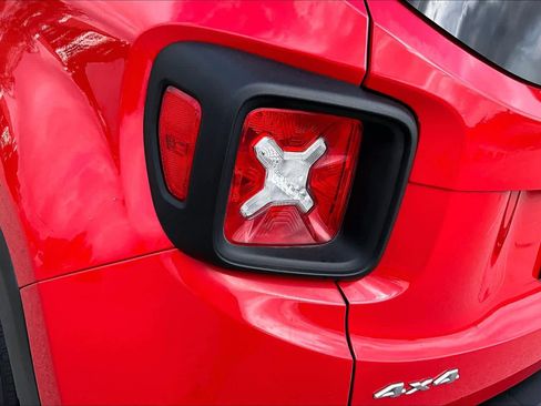 Used 2016 Jeep Renegade Latitude AWD/4WD image 29