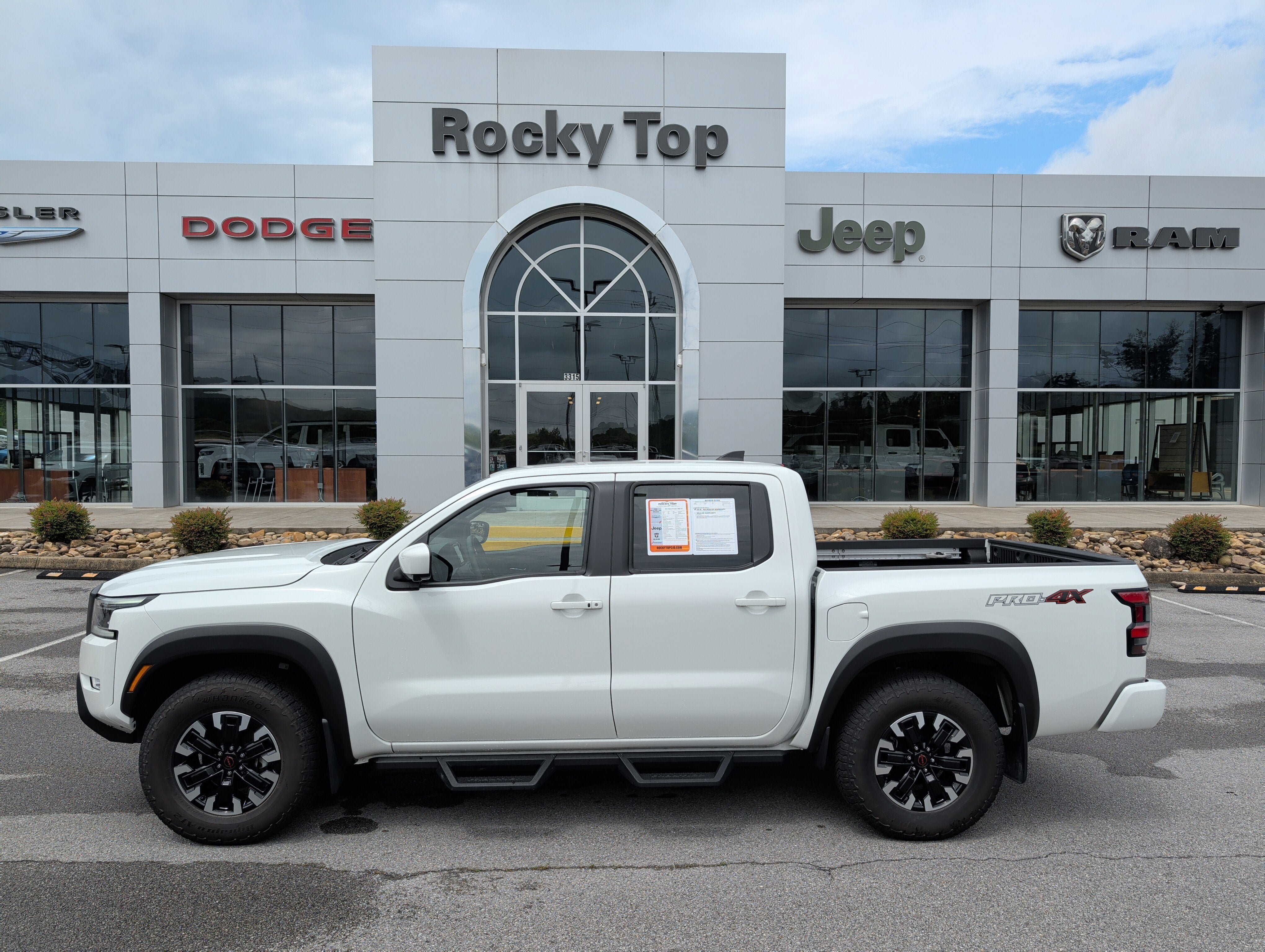 Used 2024 Nissan Frontier PRO-4X w/ Pro Convenience Package AWD/4WD image 1