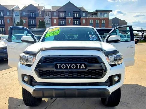Used 2017 Toyota Tacoma TRD Off-Road image 2