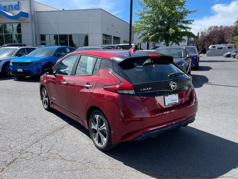 Used 2018 Nissan Leaf SV w/ SV Technology Package FWD image 3