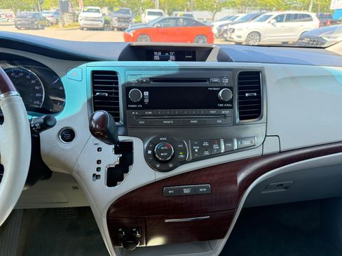 Used 2014 Toyota Sienna Limited w/ Limited Convenience Package FWD image 34