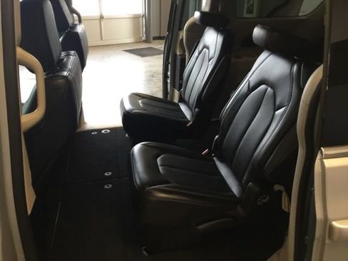Certified 2024 Chrysler Pacifica Touring-L FWD image 27