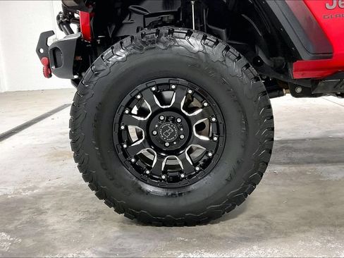 Used 2020 Jeep Gladiator Rubicon w/ Dual Top Group AWD/4WD image 10