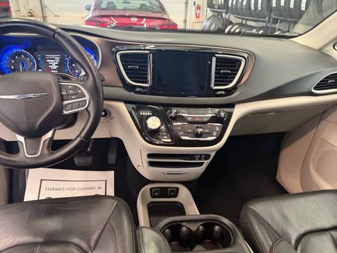 Used 2017 Chrysler Pacifica Touring-L image 12