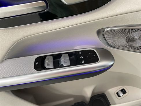 Used 2025 Mercedes-Benz GLC 300 4MATIC image 23