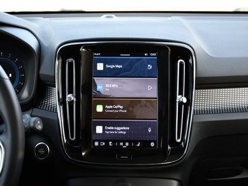 Used 2025 Volvo XC40 B5 Plus image 24