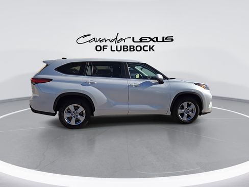 Used 2023 Toyota Highlander LE image 9