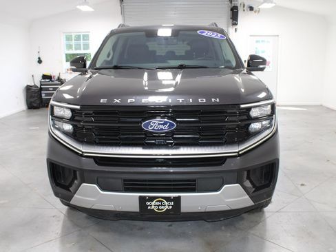 Used 2025 Ford Expedition Platinum w/ Platinum Ultimate Package AWD/4WD image 3