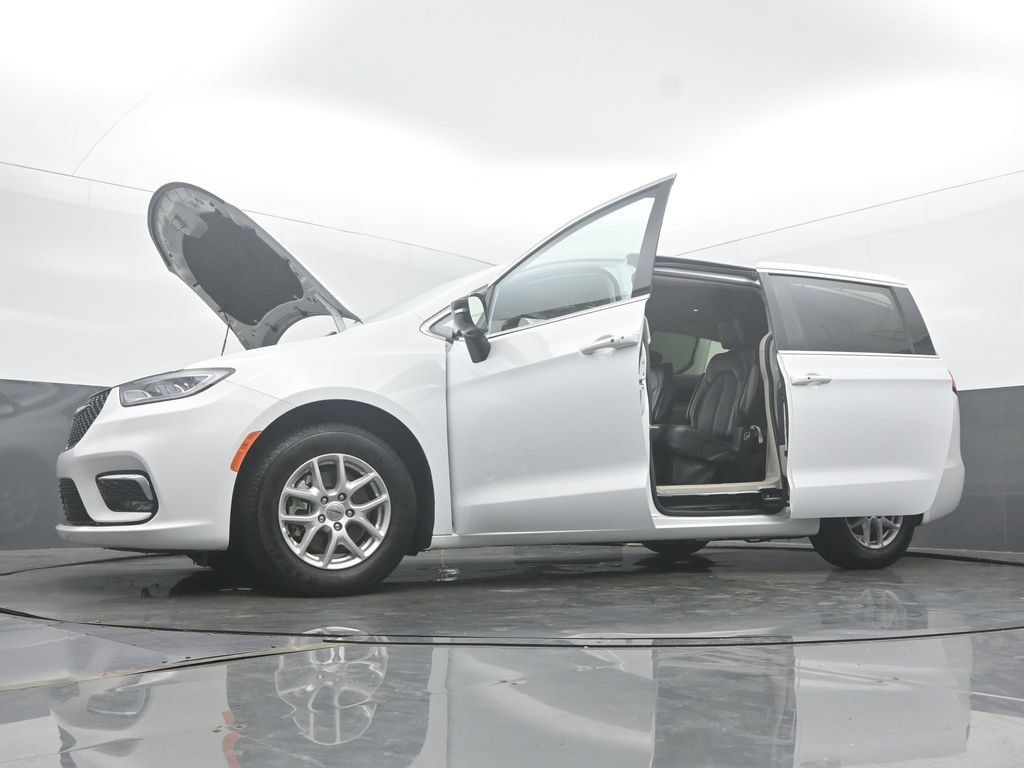 Used 2024 Chrysler Pacifica Touring-L FWD image 62
