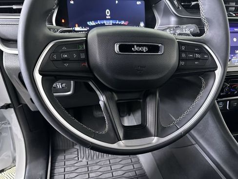 Used 2025 Jeep Grand Cherokee L Laredo RWD image 11