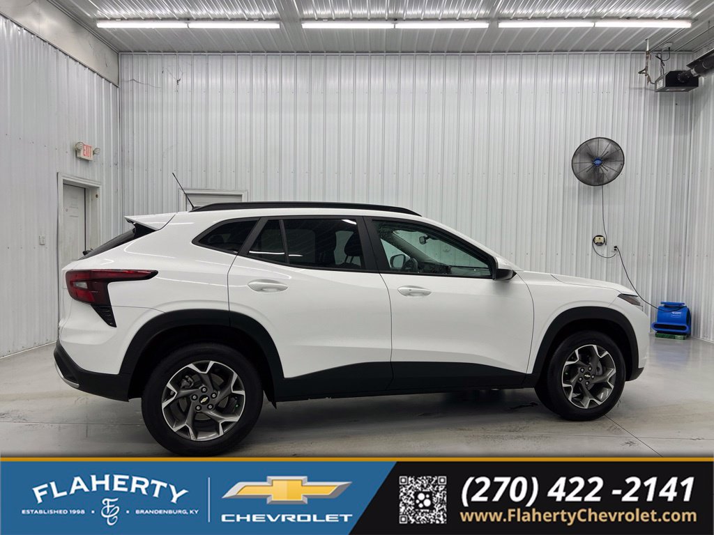 Used 2025 Chevrolet Trax LT w/ LT Convenience Package FWD image 2