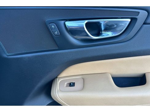 Used 2018 Volvo XC60 T5 Momentum image 19