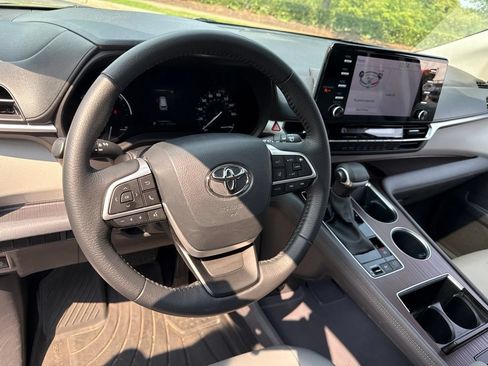 Used 2023 Toyota Sienna XLE FWD image 9