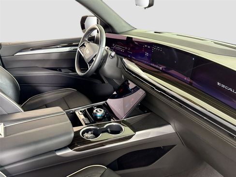 Used 2025 Cadillac Escalade ESV Premium Luxury image 31