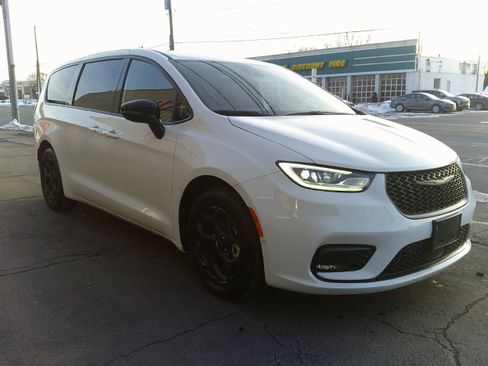 Used 2024 Chrysler Pacifica Select image 7