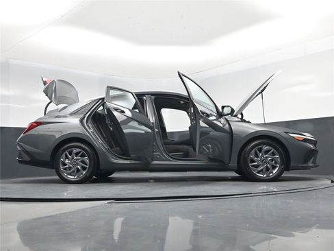 Certified 2024 Hyundai Elantra Blue image 31