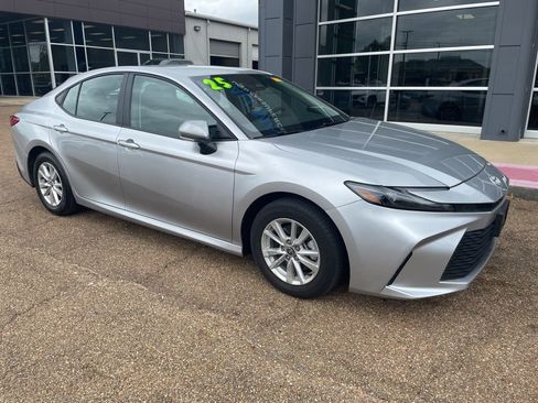 Used 2025 Toyota Camry LE image 10